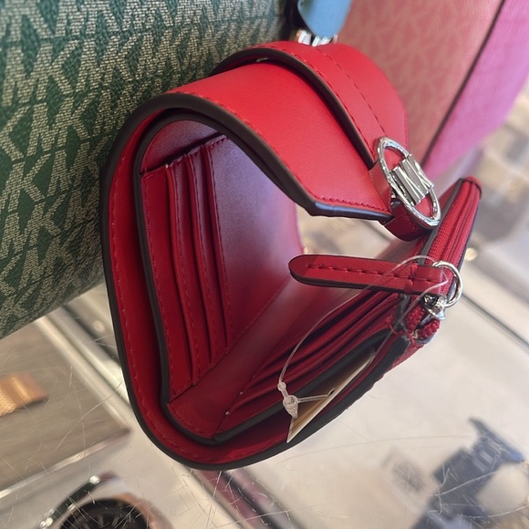 MICHAEL KORS
Carmen Medium Faux Leather Wallet
Bright Red
NWT - Picture 9 of 16